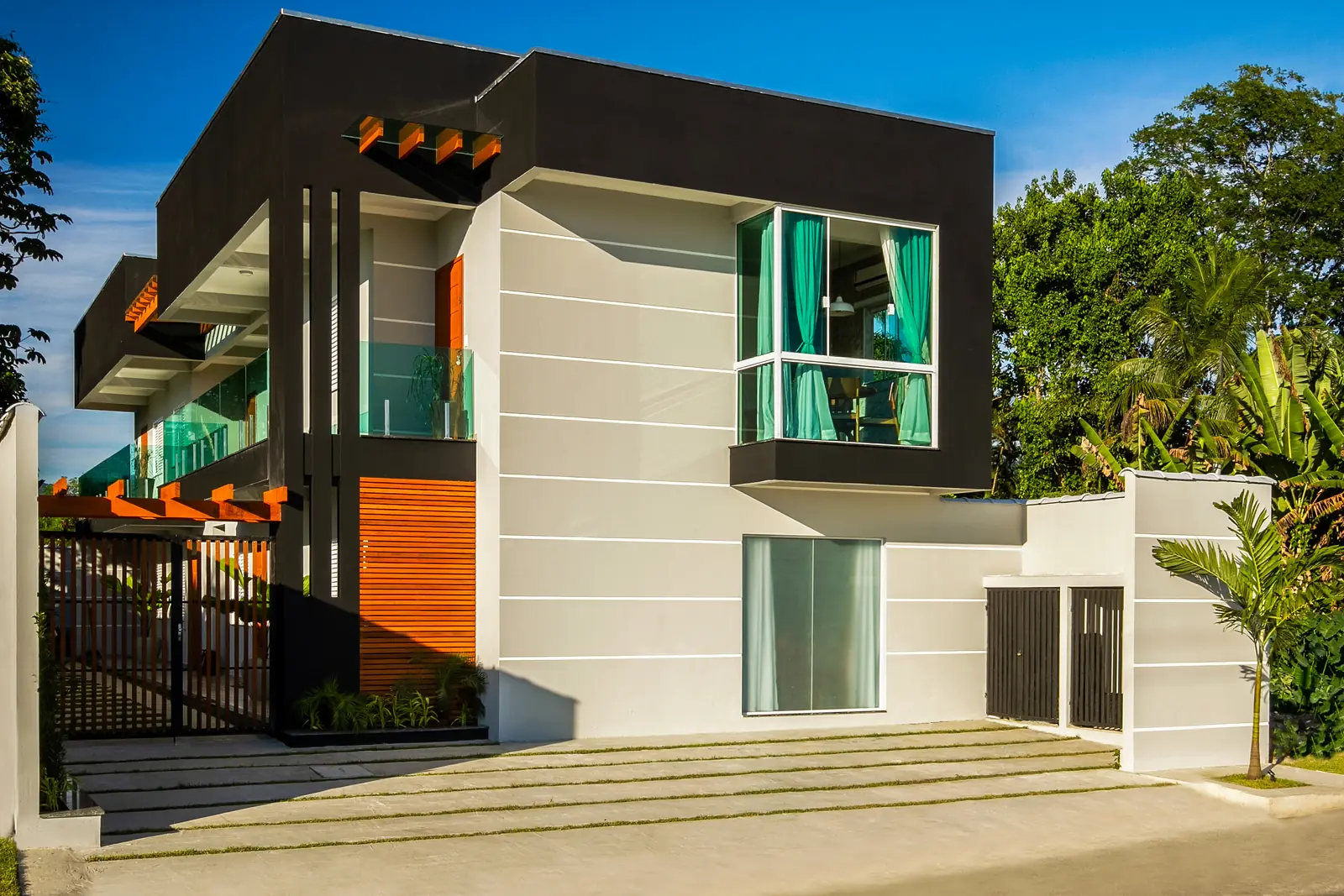 Fachada moderna do Calamar Flats Paraty
