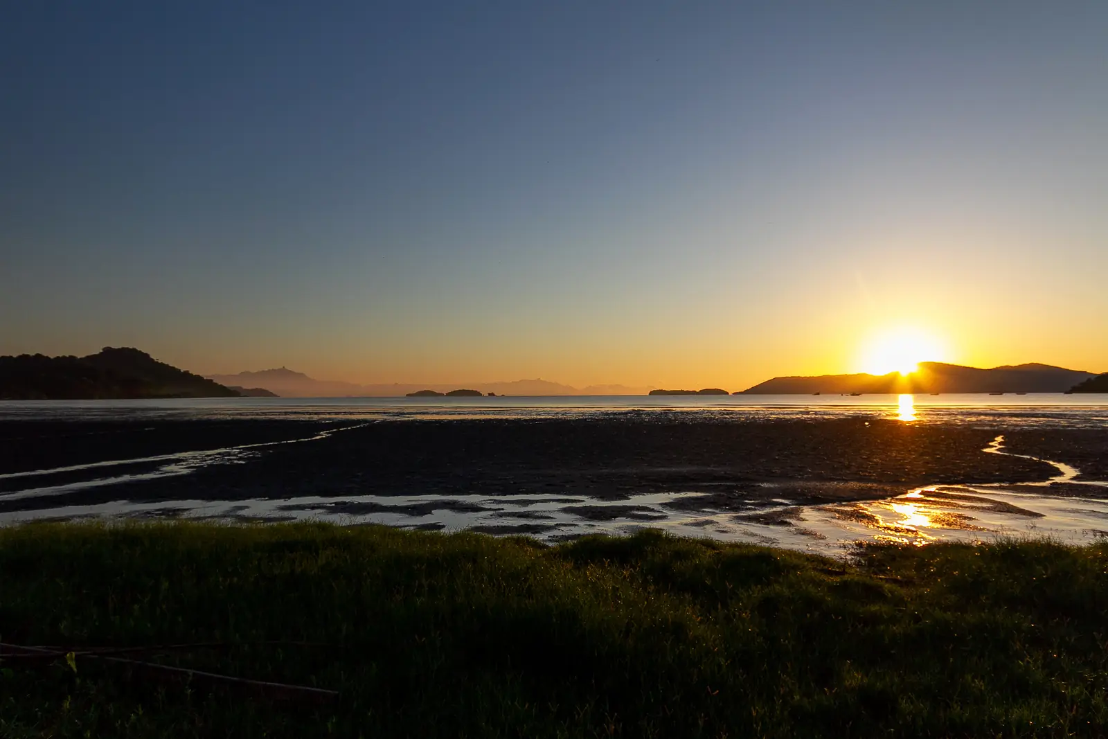 Pôr do sol sobre a baía de Paraty