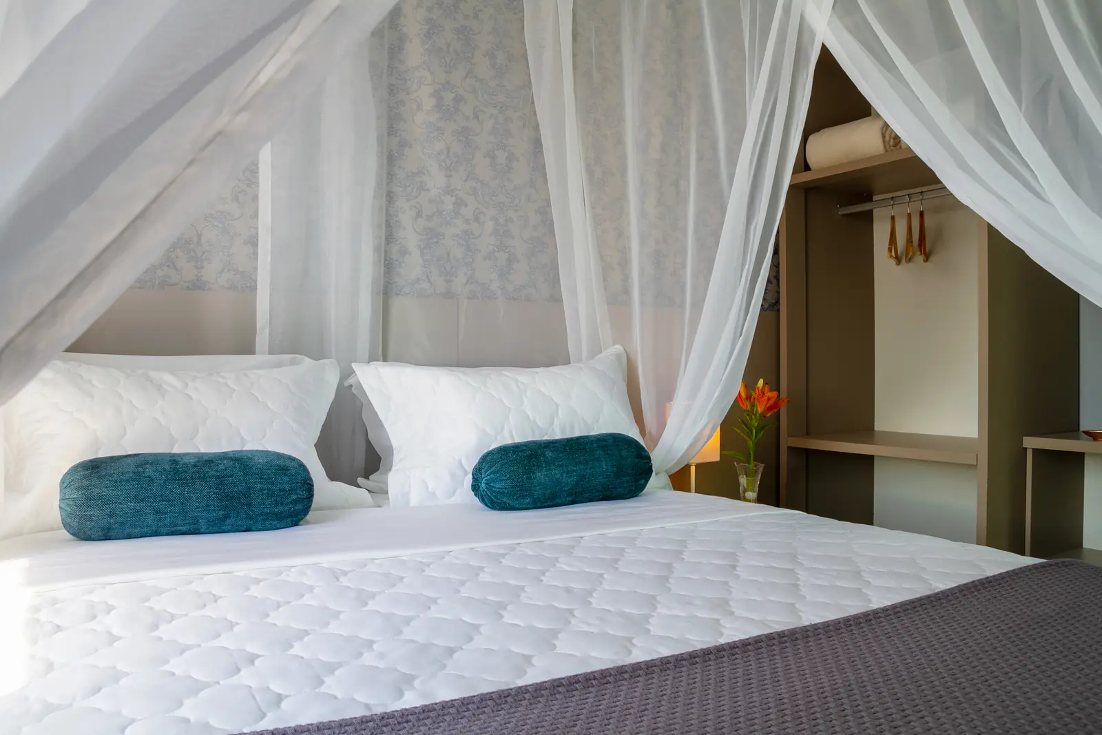 Cama queen size com dossel e enxoval claro