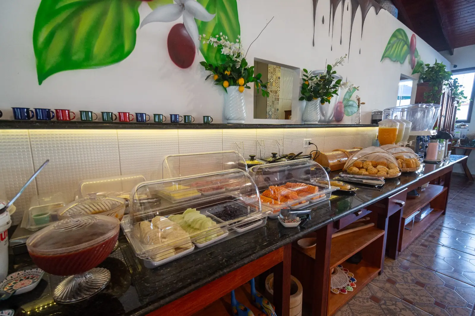 Buffet do café da manhã de cortesia na pousada parceira