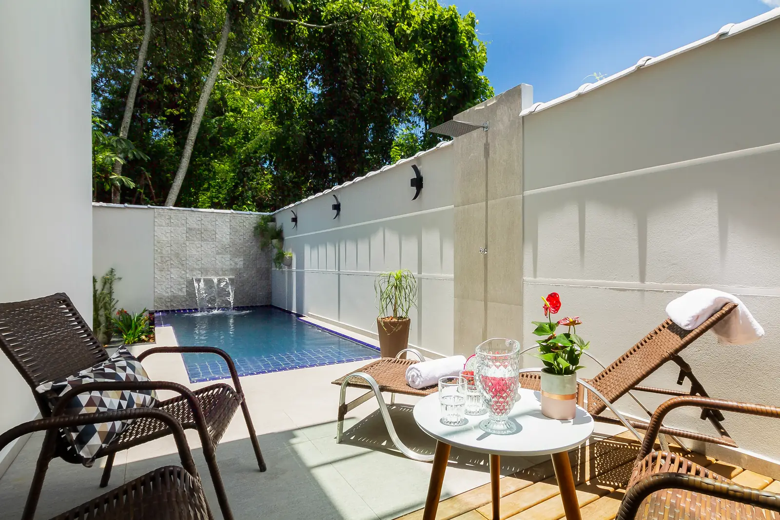 Piscina com espreguiçadeiras e área de descanso