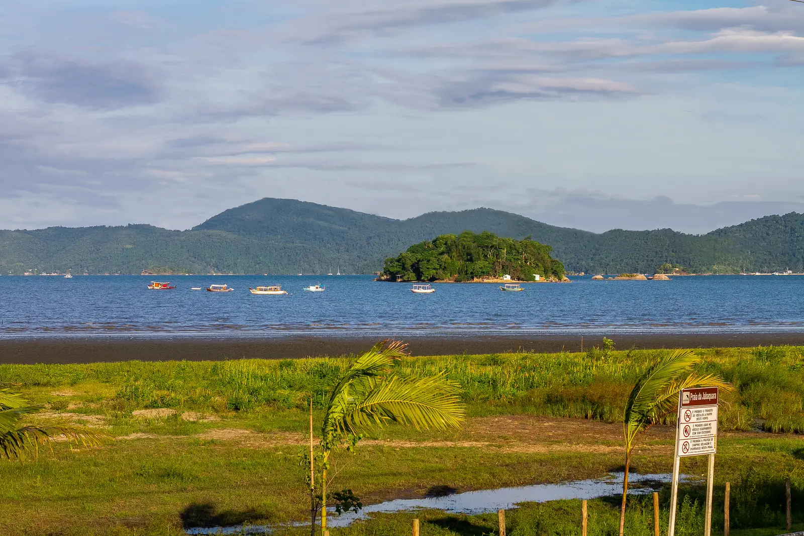 Praia do Jabaquara com a baía e as ilhas ao fundo