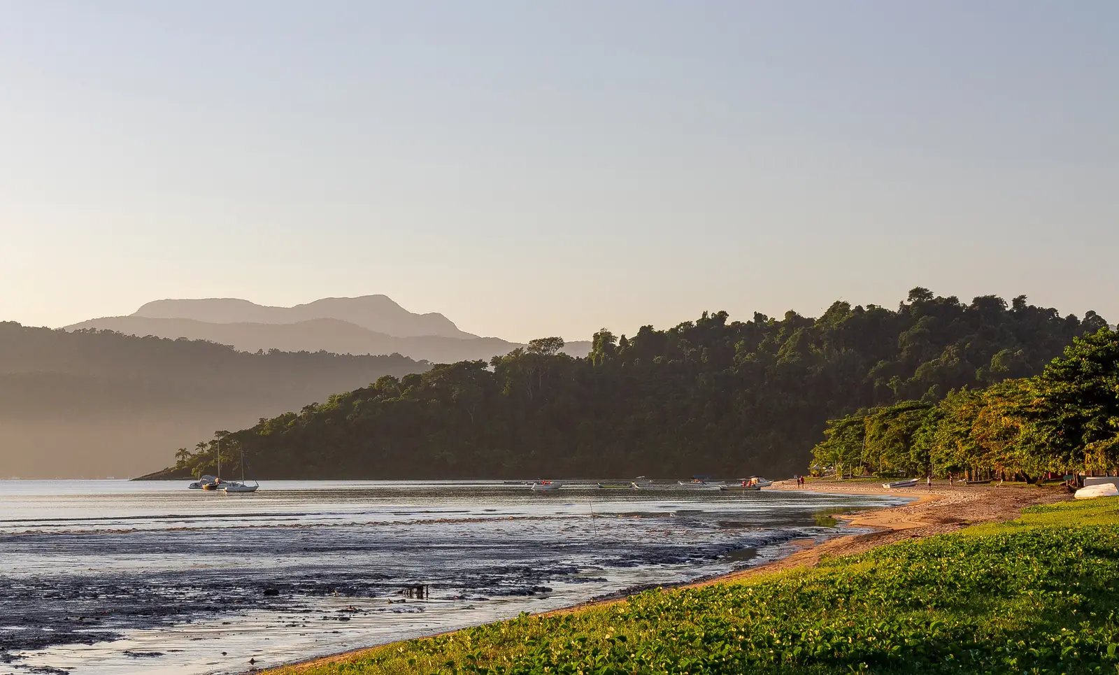 Praia do Jabaquara com as montanhas ao fundo