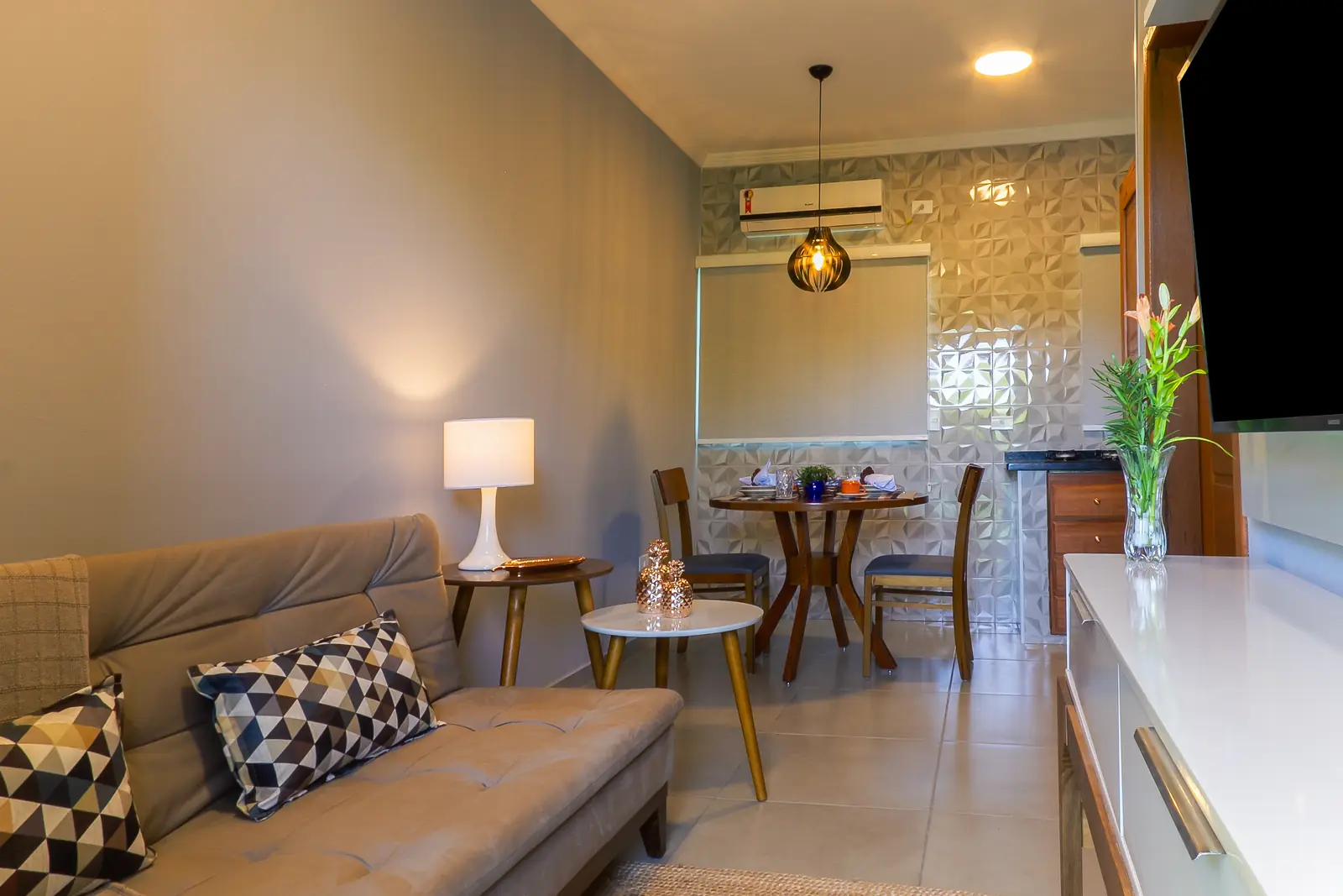 Apartamento Superior — sala de estar com sofá-cama e mesa de jantar