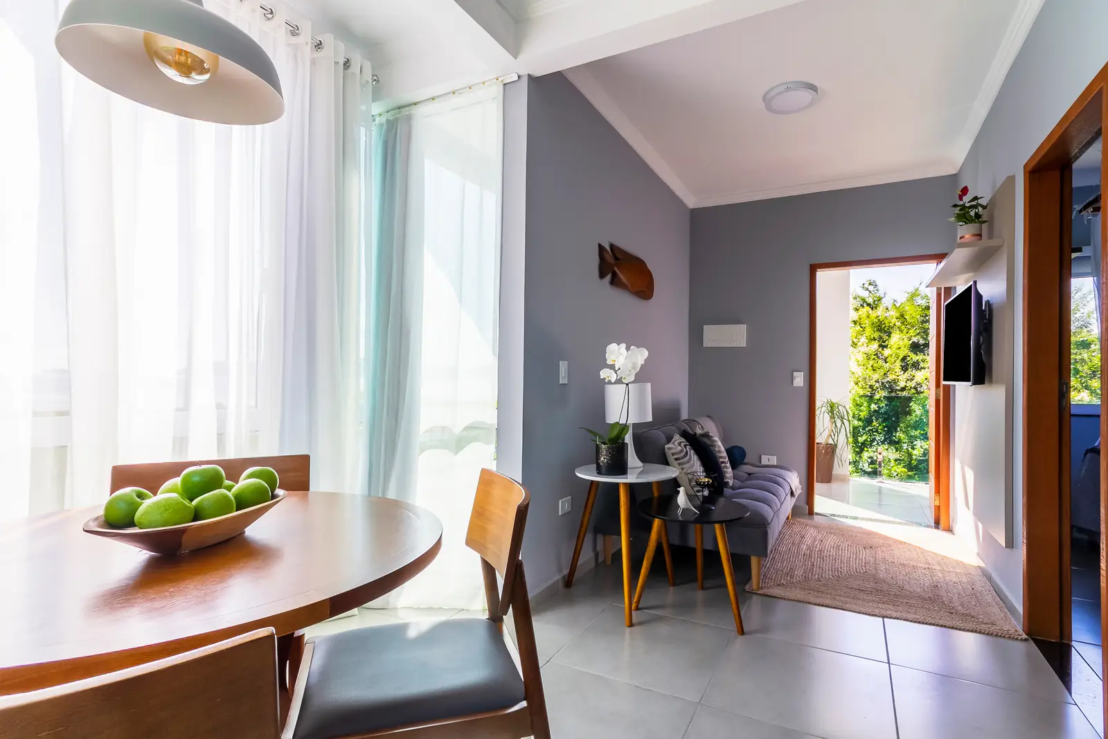 Apartamento Térreo — sala integrada à mesa de refeições