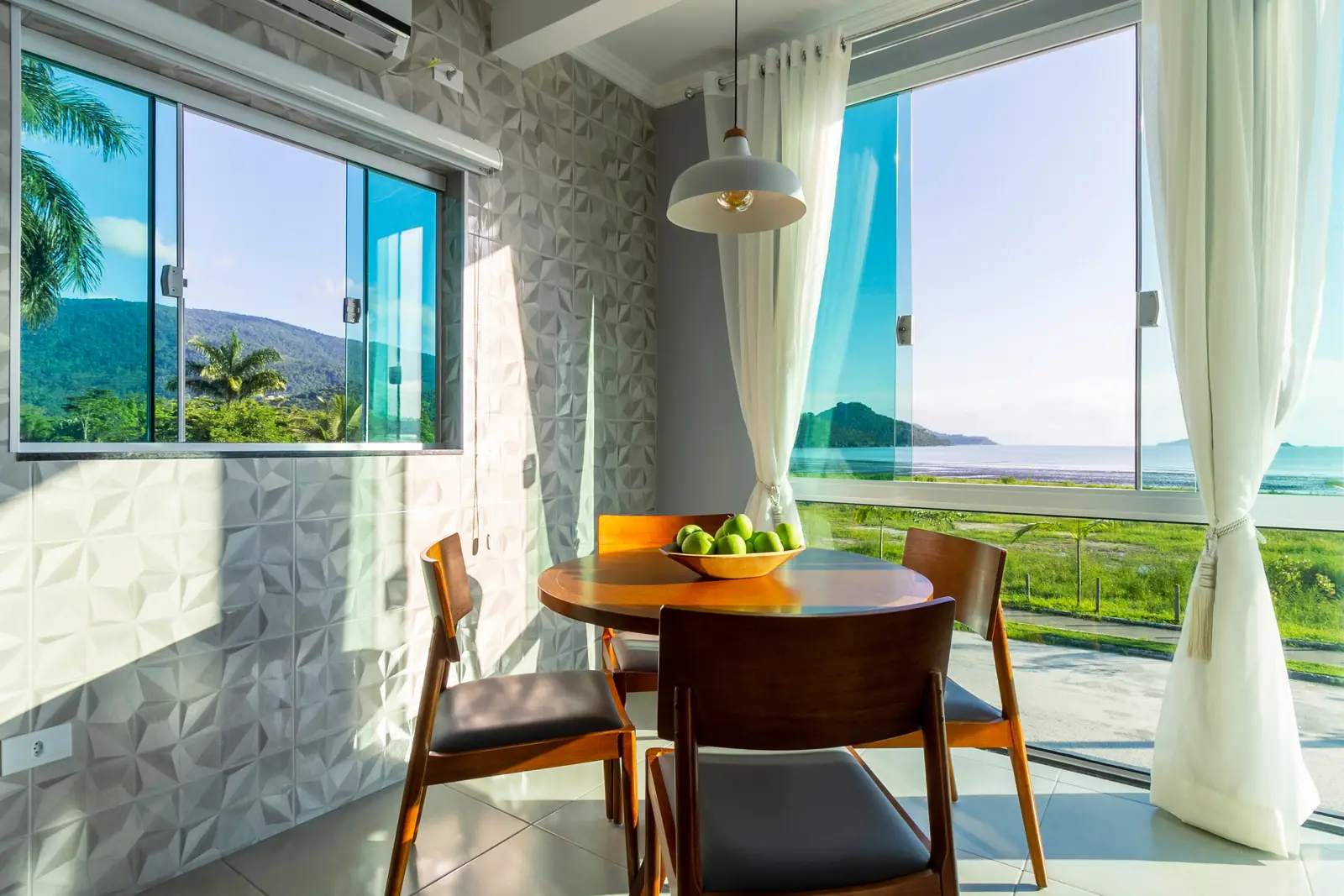 Apartamento Vista do Mar — sala de refeições com janelas panorâmicas para o mar