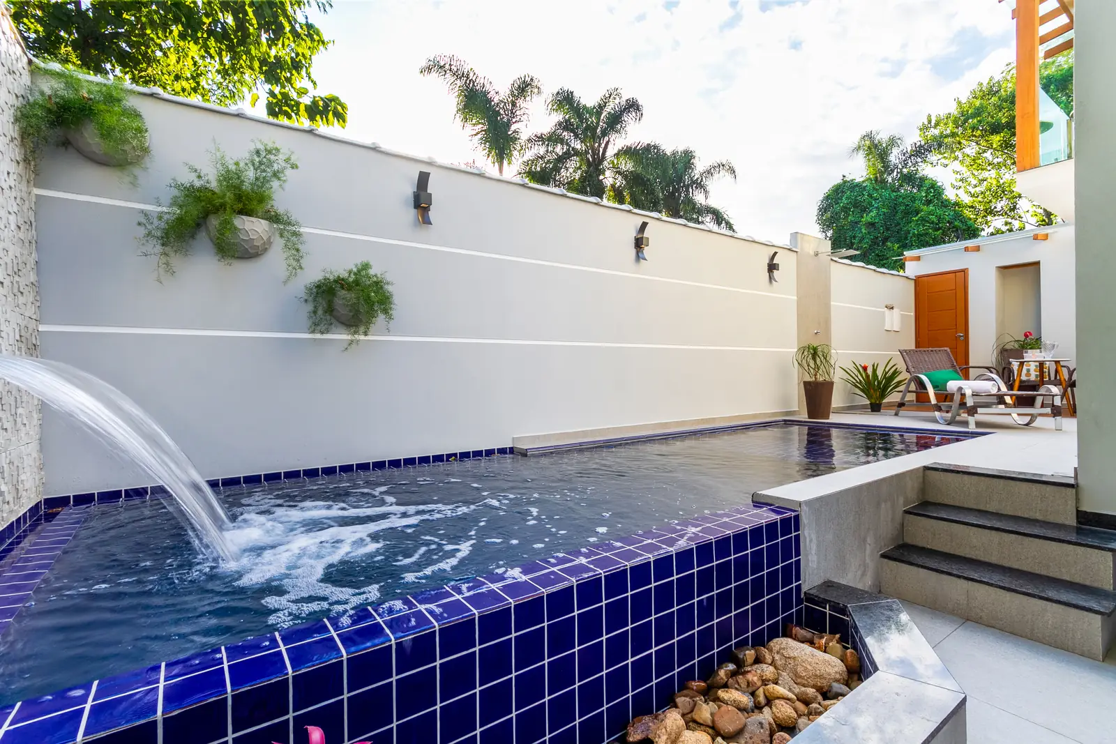 Piscina com cascata do Calamar Flats Paraty
