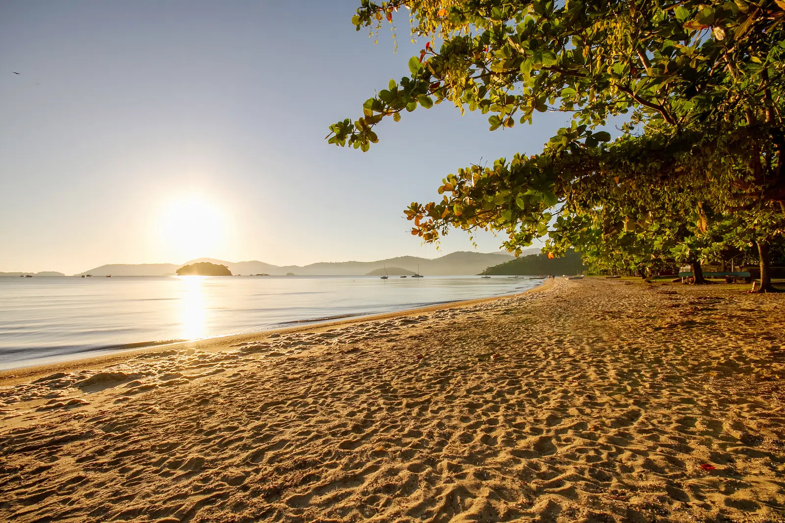 Praia do Jabaquara ao amanhecer, em frente ao Calamar